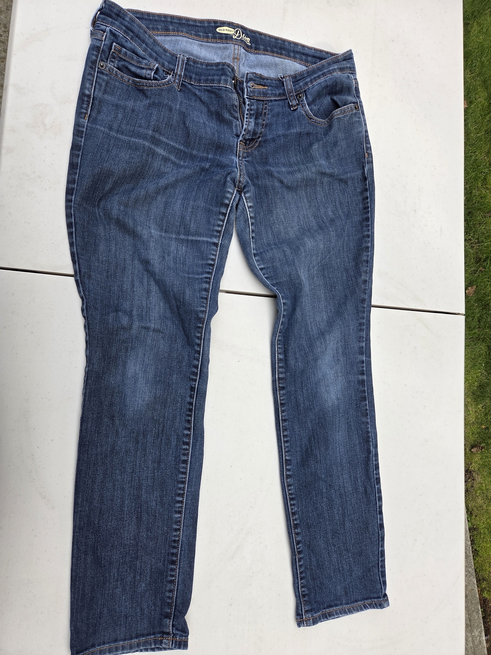 Old Navy Diva Women's Mid-Rise Straight Leg Jeans in Dark Blue Size 10P